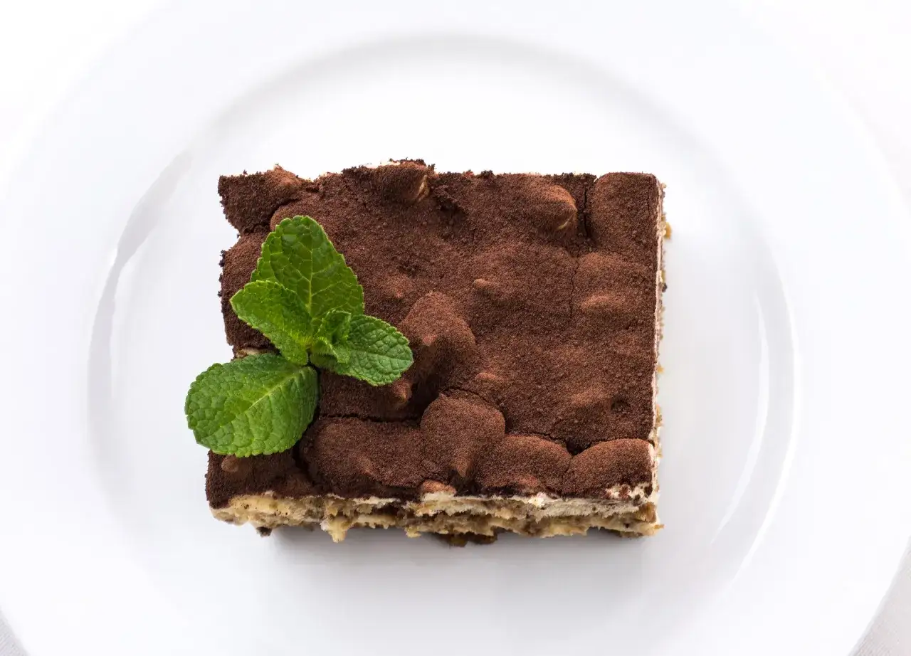 Pyszne tiramisu z miętą. Zastanawiasz się, jaki alkohol do tiramisu zamiast amaretto? Spróbuj z rumem lub brandy!