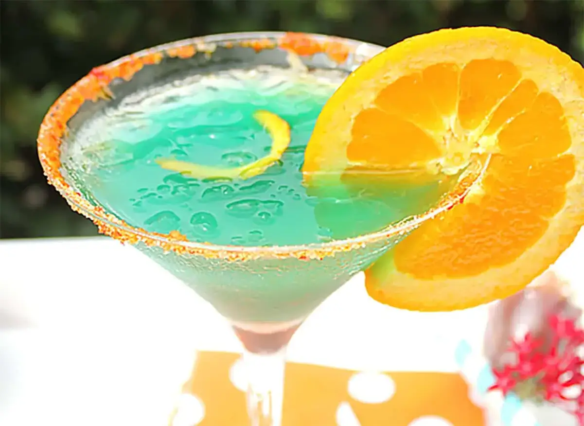 Błękitny koktajl z pomarańczą i skórką, przypominający blue curacao co to za drink?