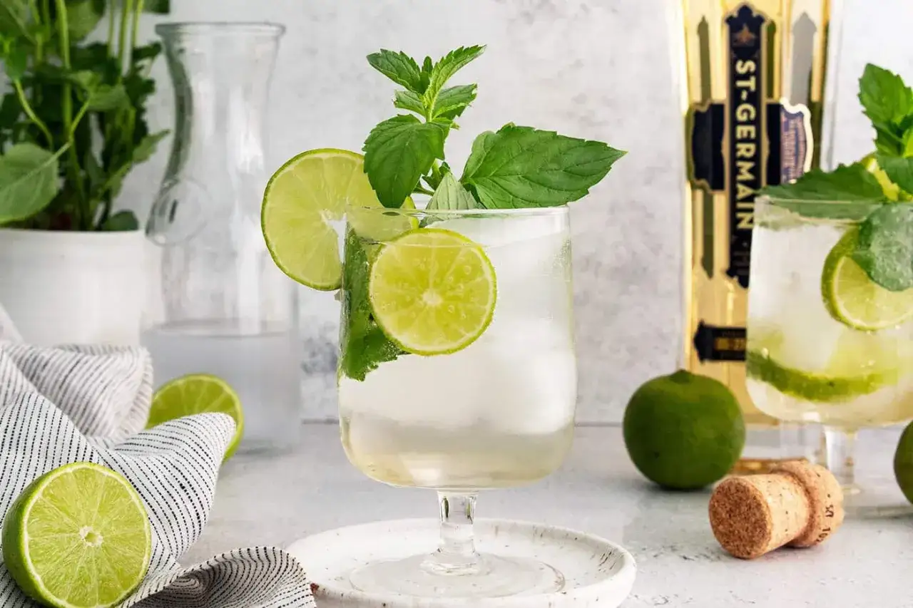 Orzeźwiający Hugo Spritz przepis: drink z bzem, miętą i limonką. Idealny na lato.