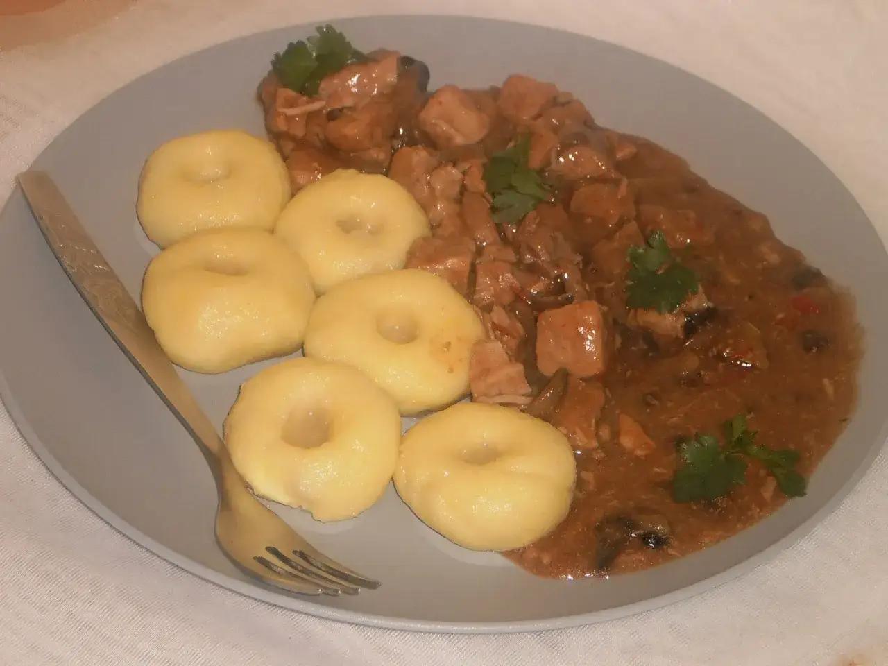 Pyszne kluski śląskie z gulaszem. Idealny gnocchi przepis z czym podawać, gdy chcesz zjeść coś sycącego.