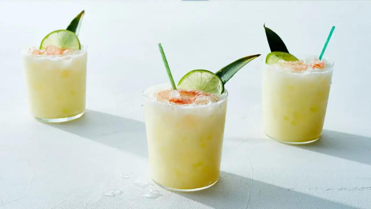 Trzy orzeźwiające drinki Pina Colada, idealne na letnie popołudnie. Ten drink, to prosty przepis na tropikalną rozkosz.