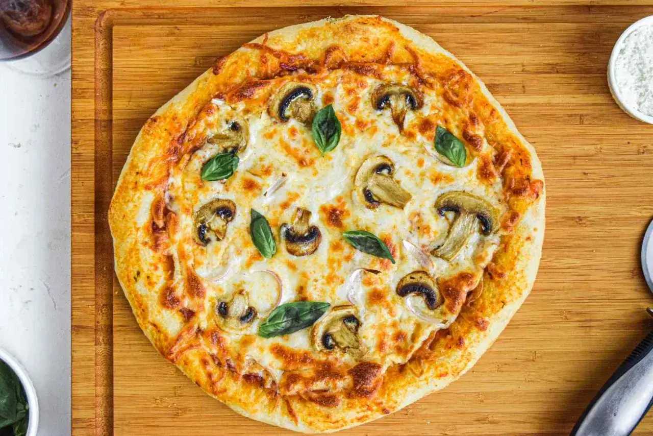 Pyszna pizza z pieczarkami i mozzarellą, idealna na każdą okazję. Zastanawiasz się, jaka mąka do pizzy będzie najlepsza? Wypróbuj tę!