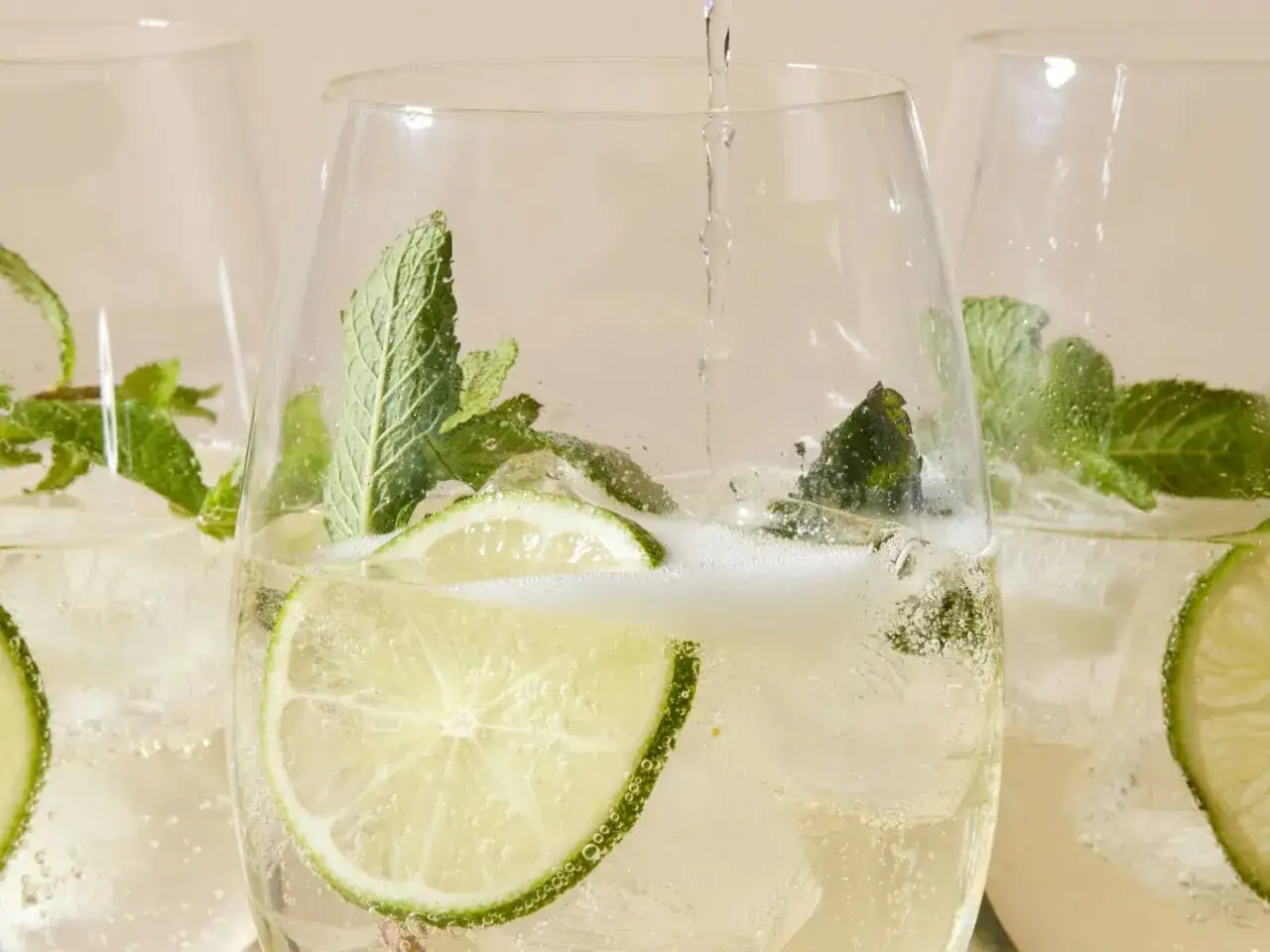 Orzeźwiający drink Hugo z miętą i limonką. Idealne proporcje składników dla letniego orzeźwienia.