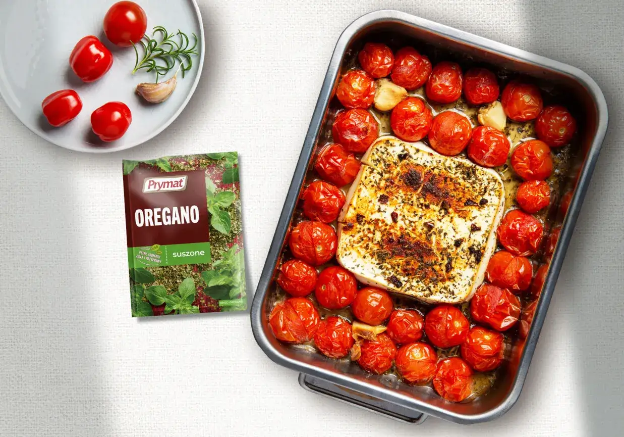 Pyszna feta zapiekana z pomidorami i czosnkiem, doprawiona oregano. Idealna na szybką przekąskę.