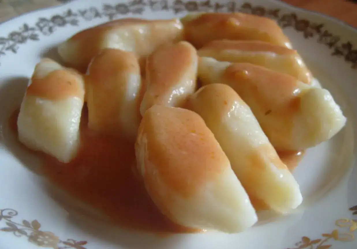 Kopytka w sosie pomidorowym. Pyszny, domowy sos do kopytek, który sprawia, że danie jest jeszcze bardziej apetyczne.