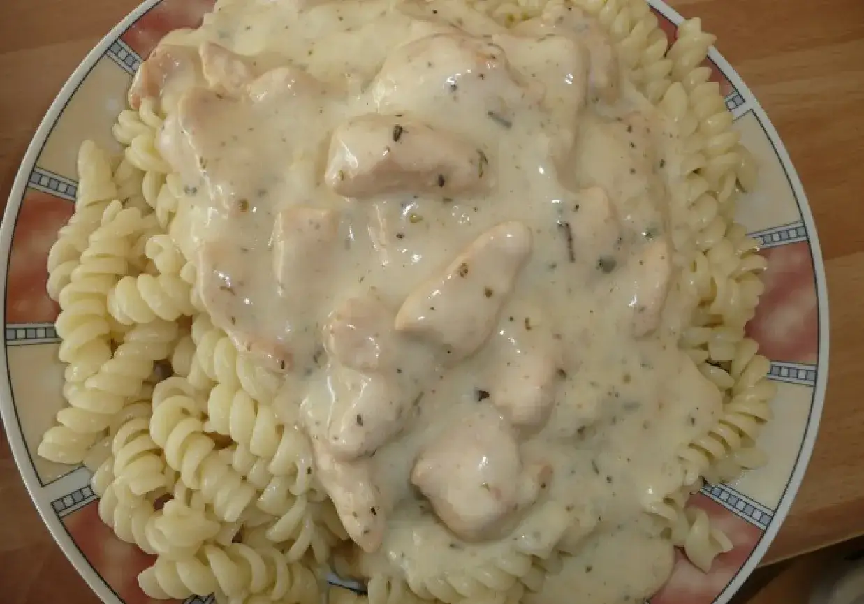 Fusilli z kurczakiem w kremowym sosie śmietanowo ziołowym. Pyszne danie, które zachwyci każdego.