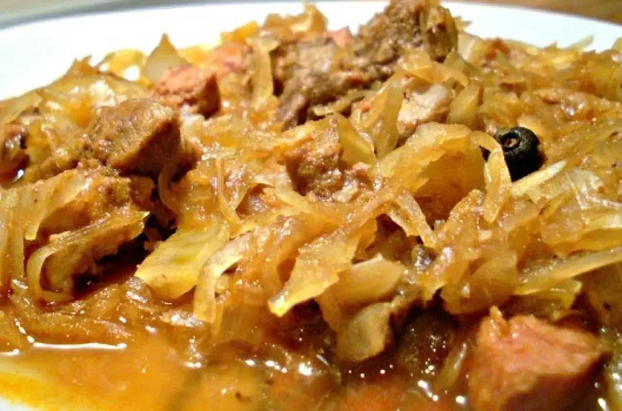 Pyszny, gęsty bigos z kawałkami mięsa i kapusty. Idealny na zimowe wieczory, aż chce się do bigosu!
