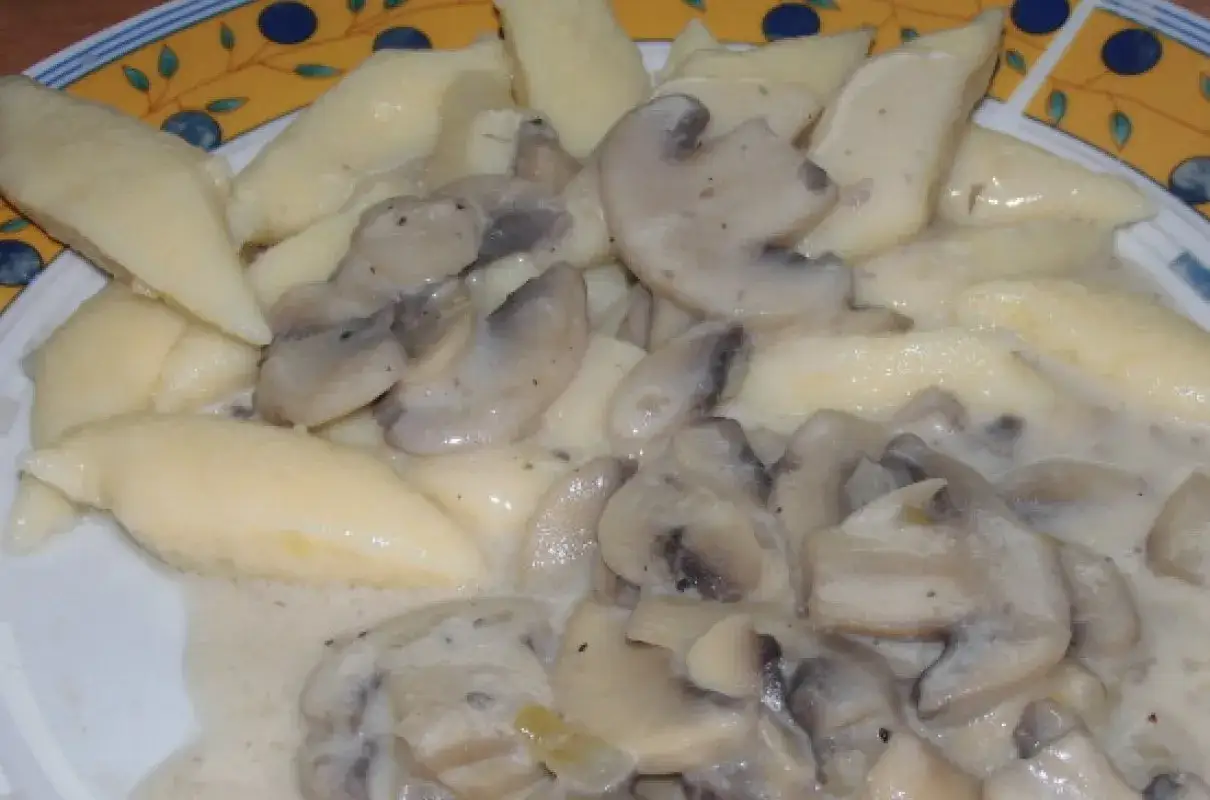 Kluski śląskie z kremowym sosem pieczarkowym. Idealny sposób, jak zrobić sos pieczarkowy, który zachwyci każdego.
