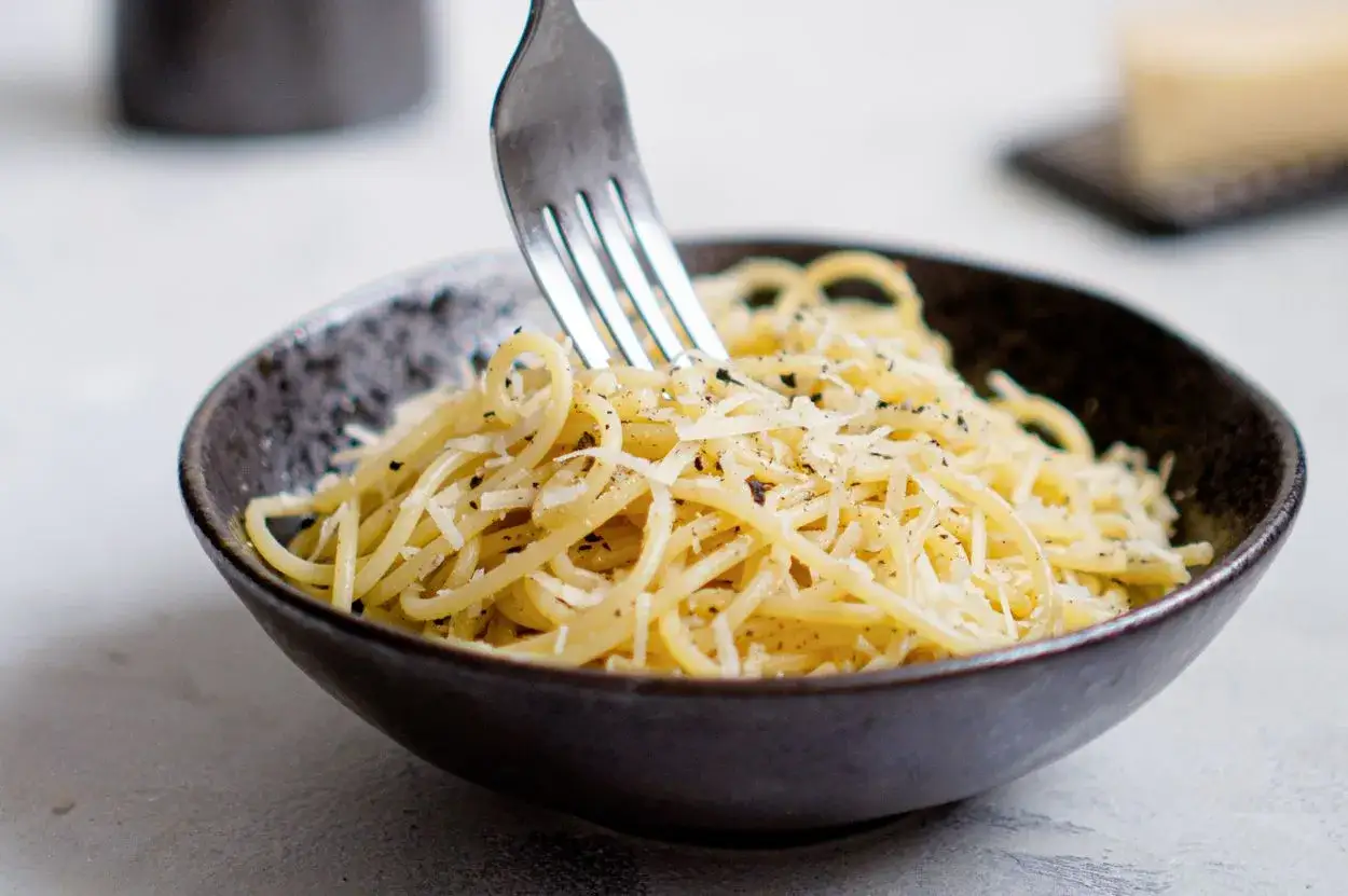 Pyszne spaghetti z parmezanem i pieprzem, idealne na szybki obiad. Prosty spaghetti przepis.