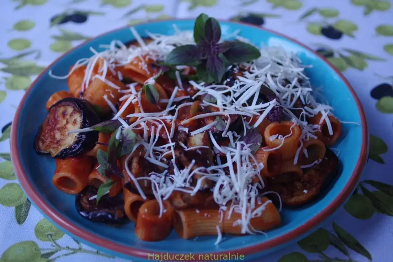 Rigatoni alla norma z bakłażanem, pomidorami i bazylią, posypane startym serem. Pyszne danie prosto z Sycylii.