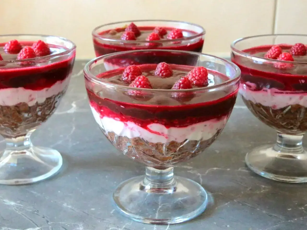 Szybki deser z mascarpone i kakao, warstwowy, z malinami i polewą. Idealny na każdą okazję.