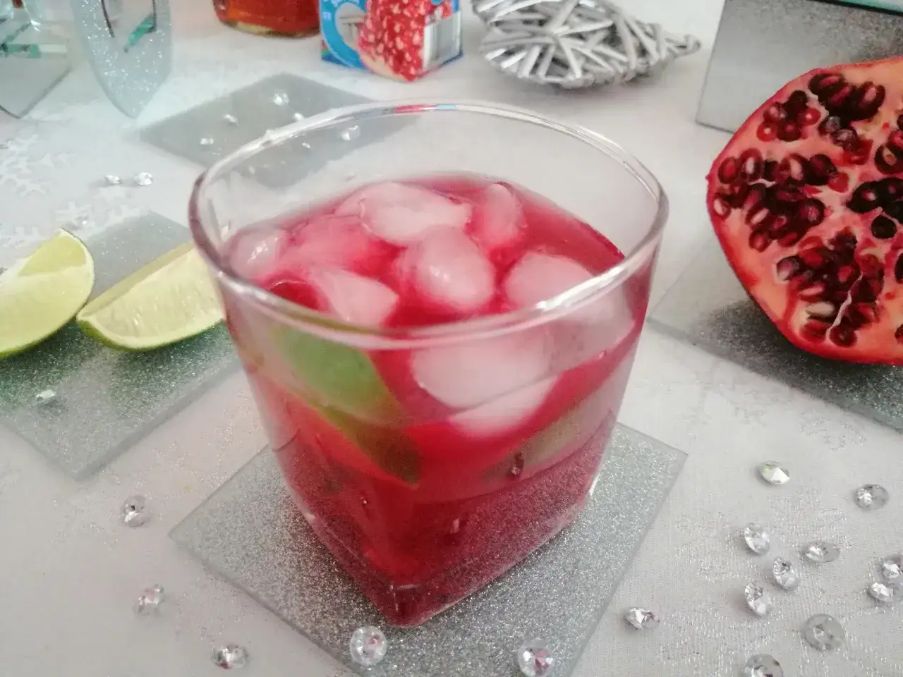 Orzeźwiający sok z granatu z lodem i limonką. Idealny do drinków, świetnie komponuje się z innymi owocami.