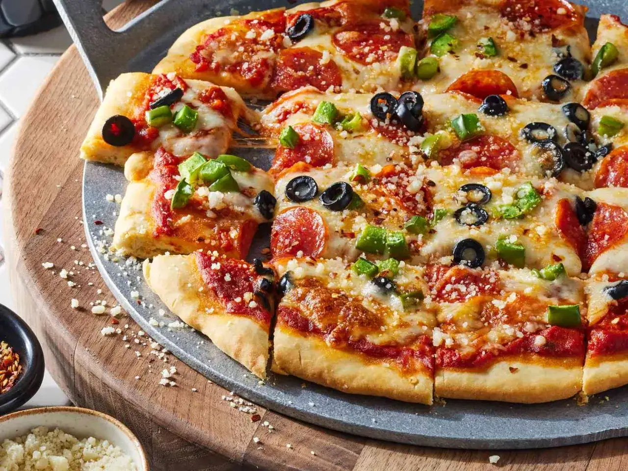 Pyszne ciasto na pizzę bez wyrastania, z serem, pepperoni, oliwkami i papryką. Idealne na szybki obiad!