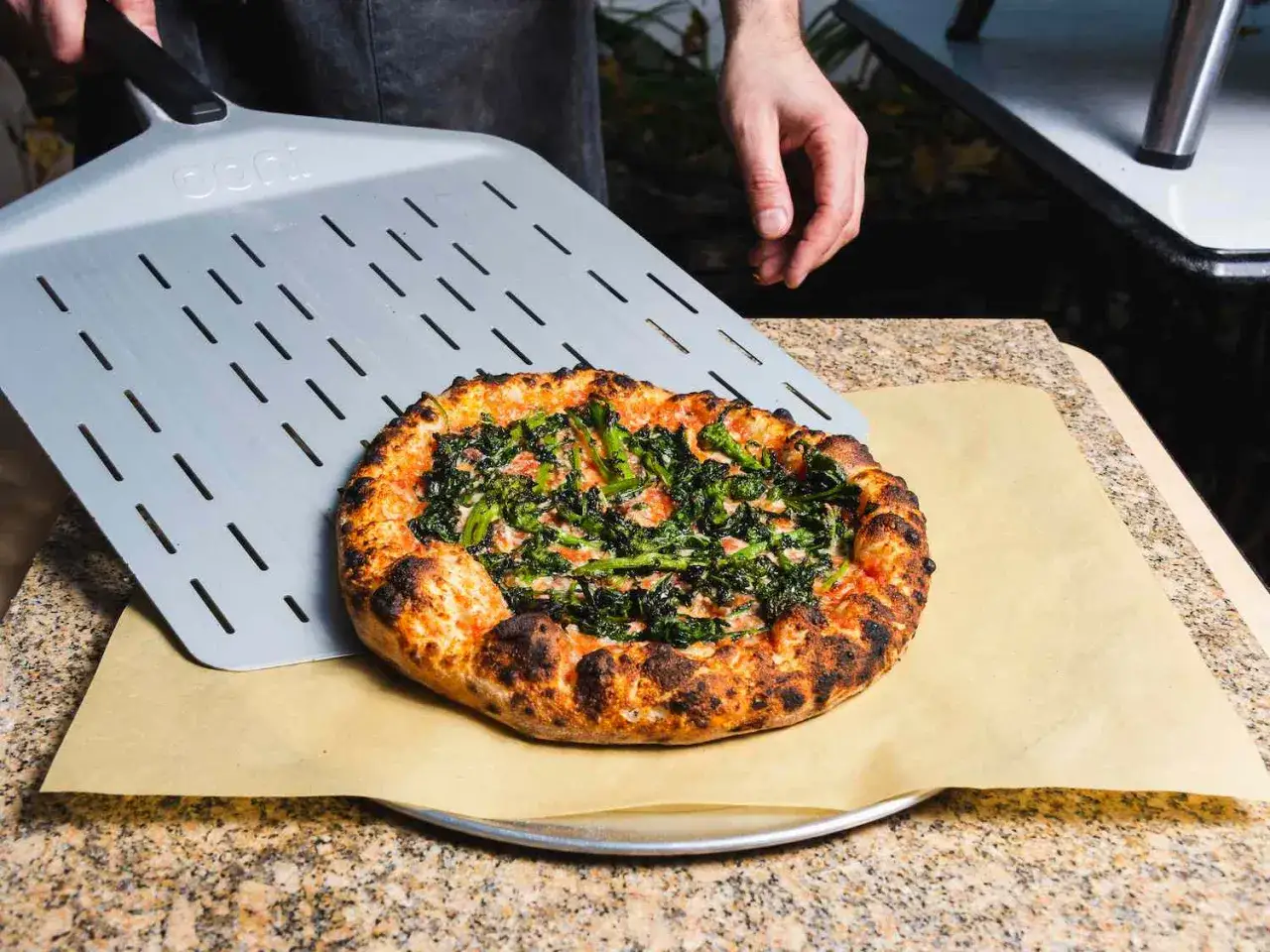 Idealna pizza z brokułami, pieczona w 200 stopniach, gotowa do wyjęcia z pieca.