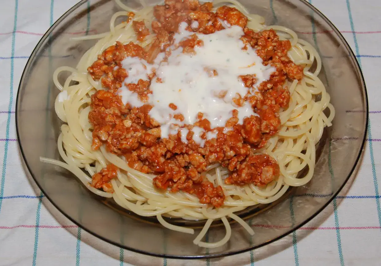Spaghetti z mielonym mięsem w sosie pomidorowym i białą śmietaną. Idealne pytanie: jakie mięso na spaghetti?