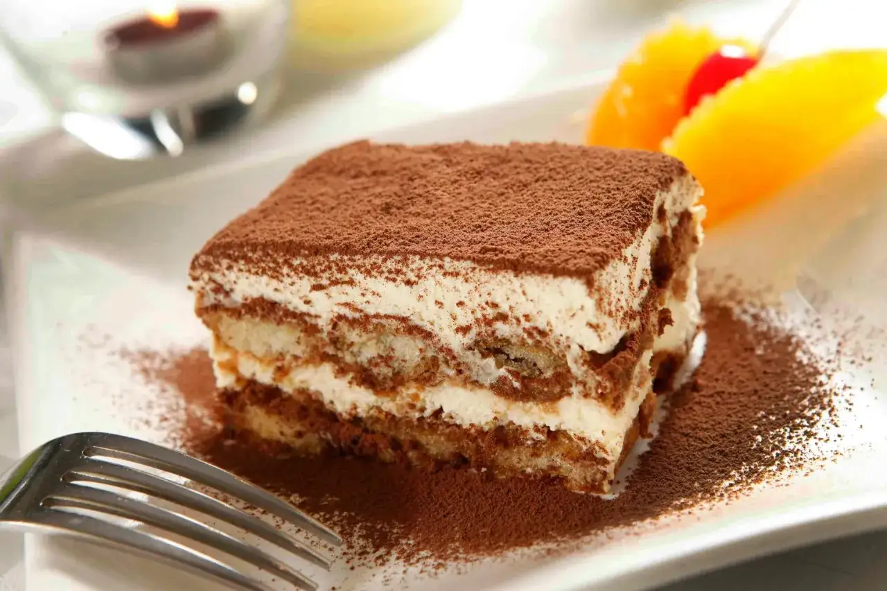 Pyszne tiramisu, idealne co na deser, z owocami i wisienką.