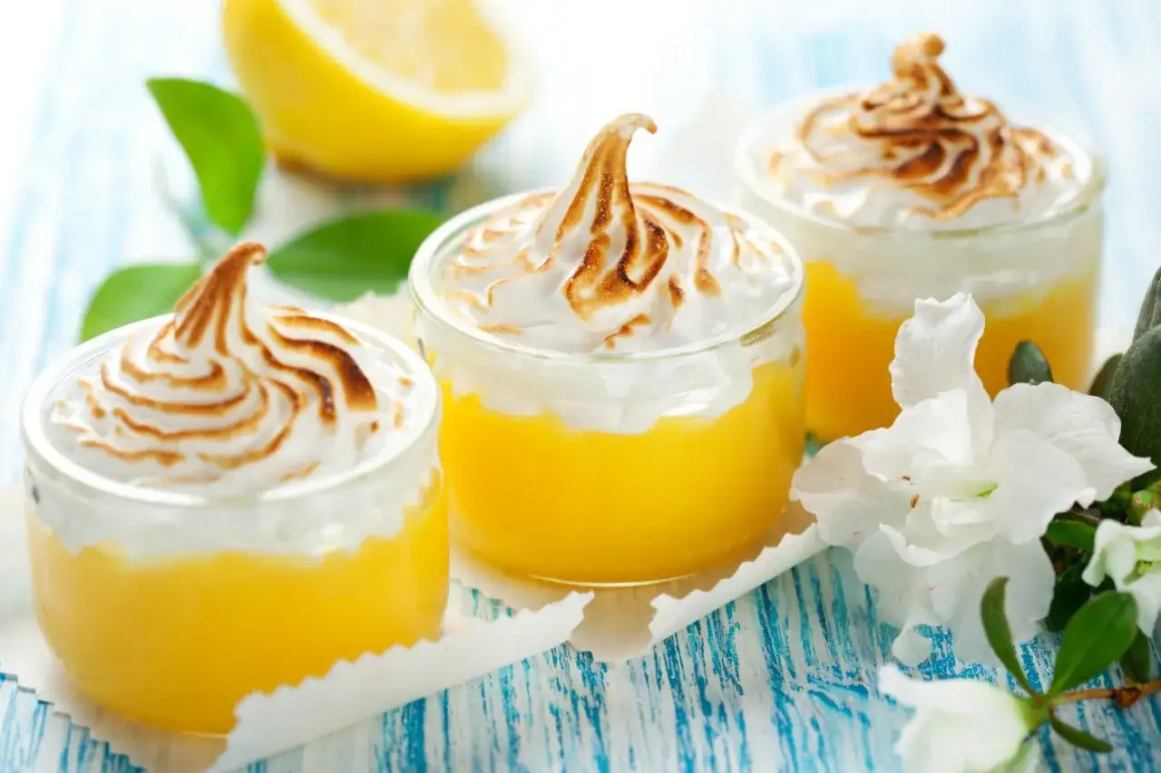 Słodkie desery z cytrynowym kremem i pianką bezową. Idealny lemon curd przepis na letnie popołudnie.