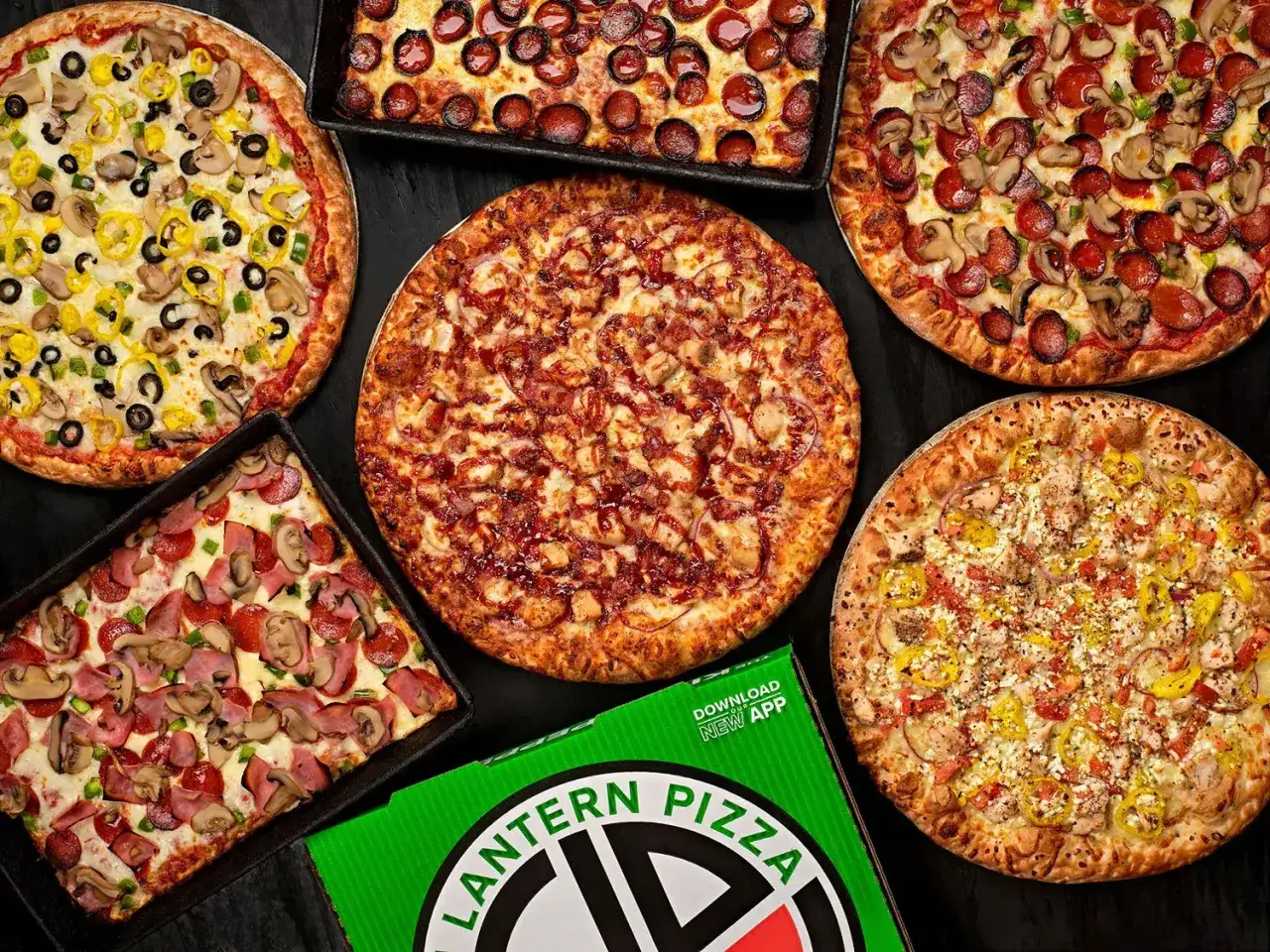 Pięć apetycznych pizz, w tym jedna z pepperoni, druga z kurczakiem i papryką, trzecia z warzywami, czwarta z mięsem i grzybami, a piąta z sosem BBQ. Czy pizza to fast food? Zależy od tego, jak szybko ją zjesz!