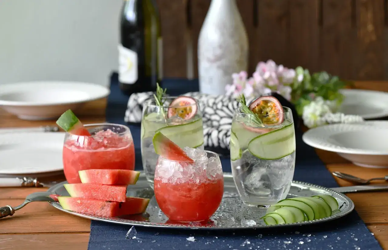 Orzeźwiające domowe drinki z wódką: arbuzowe slushy i gin z ogórkiem i marakują. Idealne na letnie przyjęcie.
