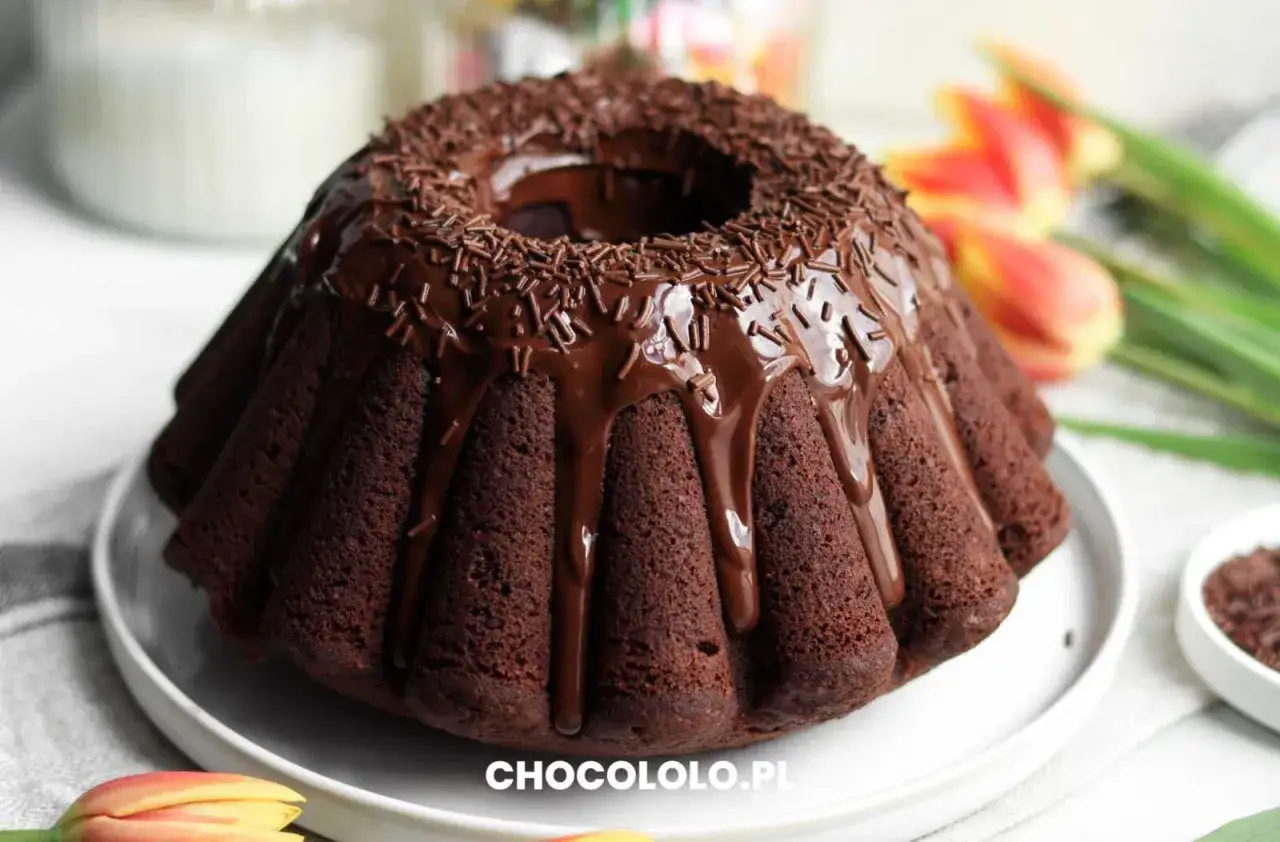 Pyszna babka z mascarpone, oblana czekoladą i posypana czekoladową posypką. Idealna na każdą okazję.