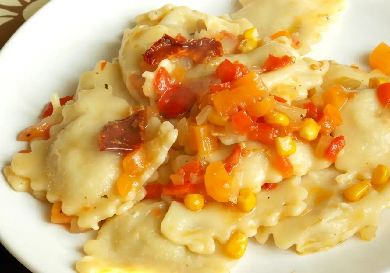 Ravioli z warzywnym sosem z pomidorów, papryki i kukurydzy. Idealne danie, by pokazać, z czym podawać ravioli.