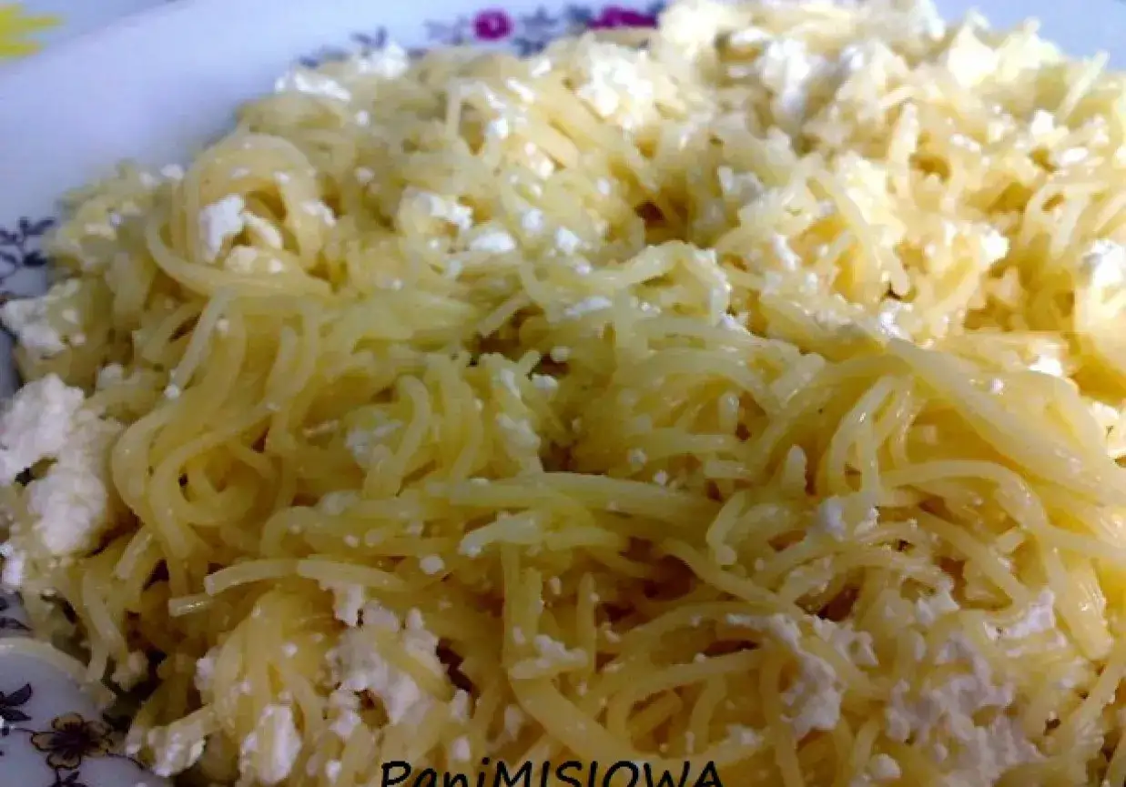 Pyszny makaron z serem białym dla dzieci, proste i szybkie danie, które uwielbiają maluchy.