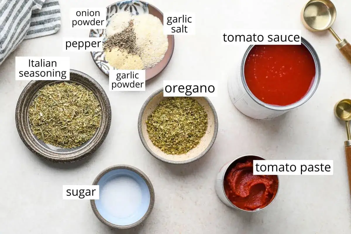Składniki na sos do pizzy z koncentratu: pomidory, oregano, cukier, przyprawy.