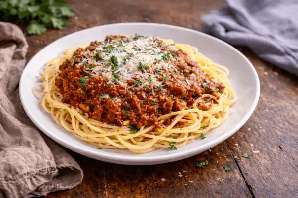 Pyszne spaghetti bolognese, idealne na szybki obiad. Ten prosty spaghetti przepis z pewnością zachwyci każdego.
