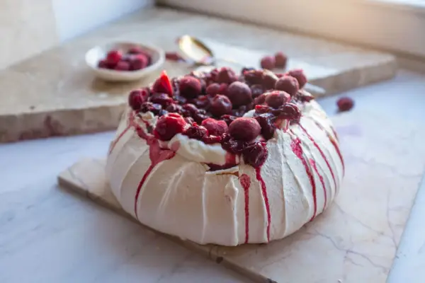 Pavlova z owocami leśnymi, idealna po tym, jak nauczysz się, jak suszyć bezę w piekarniku.