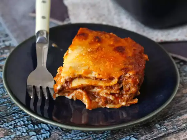 Pyszna lazania z mięsem i sosem pomidorowym, idealna na obiad. Ten przepis na lazanię zachwyci każdego!