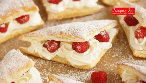 Pyszne ciastka z ciasta francuskiego z bitą śmietaną i malinami. Idealny pomysł na to, co można zrobić z malin, gdy są świeże.
