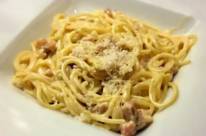 Pyszna carbonara z boczkiem i parmezanem, idealna na szybki obiad. Ten przepis na carbonarę ze śmietaną jest prosty i szybki.