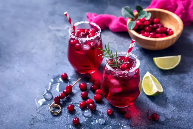 Orzeźwiający drink bezalkoholowy z grenadiną, lodem i żurawiną, udekorowany rozmarynem. Idealny na letnie popołudnie.